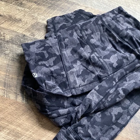 Quarter zip up and jogger pants combo.Both have functional pockets - Picture 3 of 6